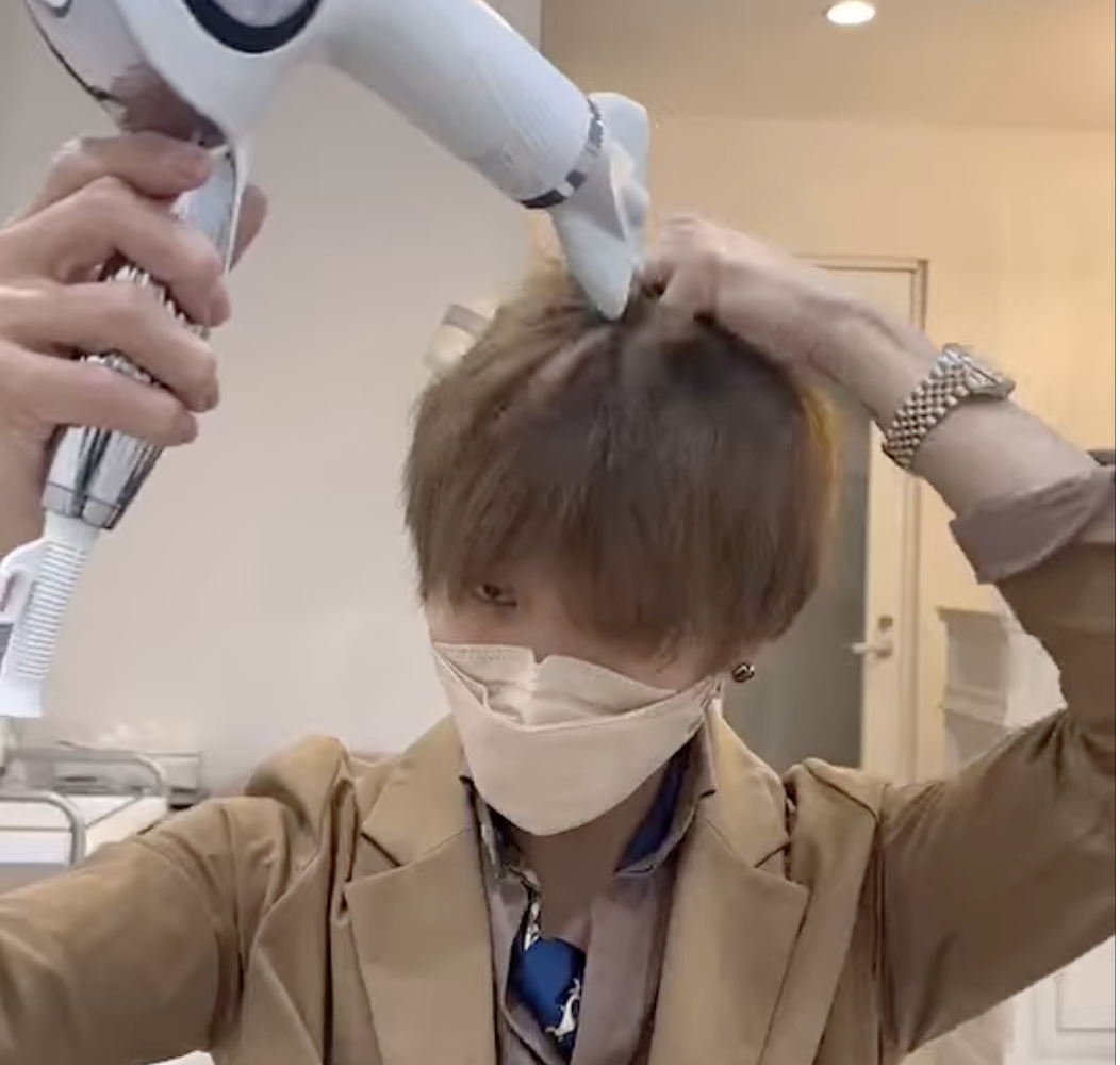 仕上げは冷風で分け目・トップを固定