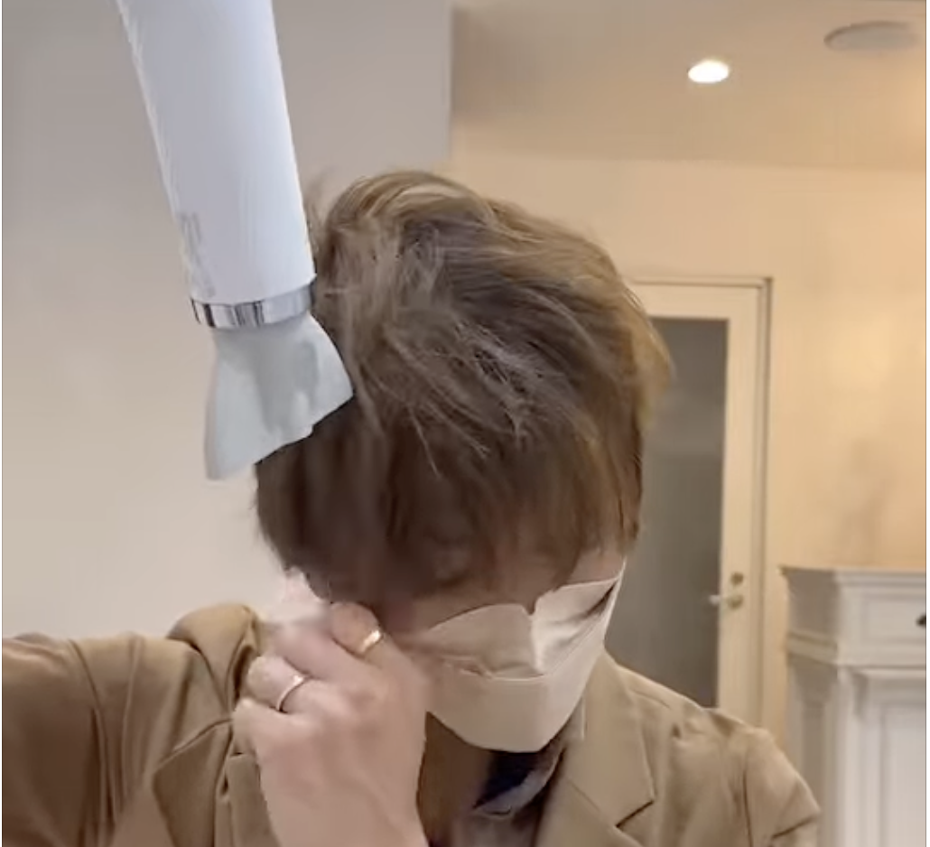 地肌が乾いたら中間～毛先を乾かす